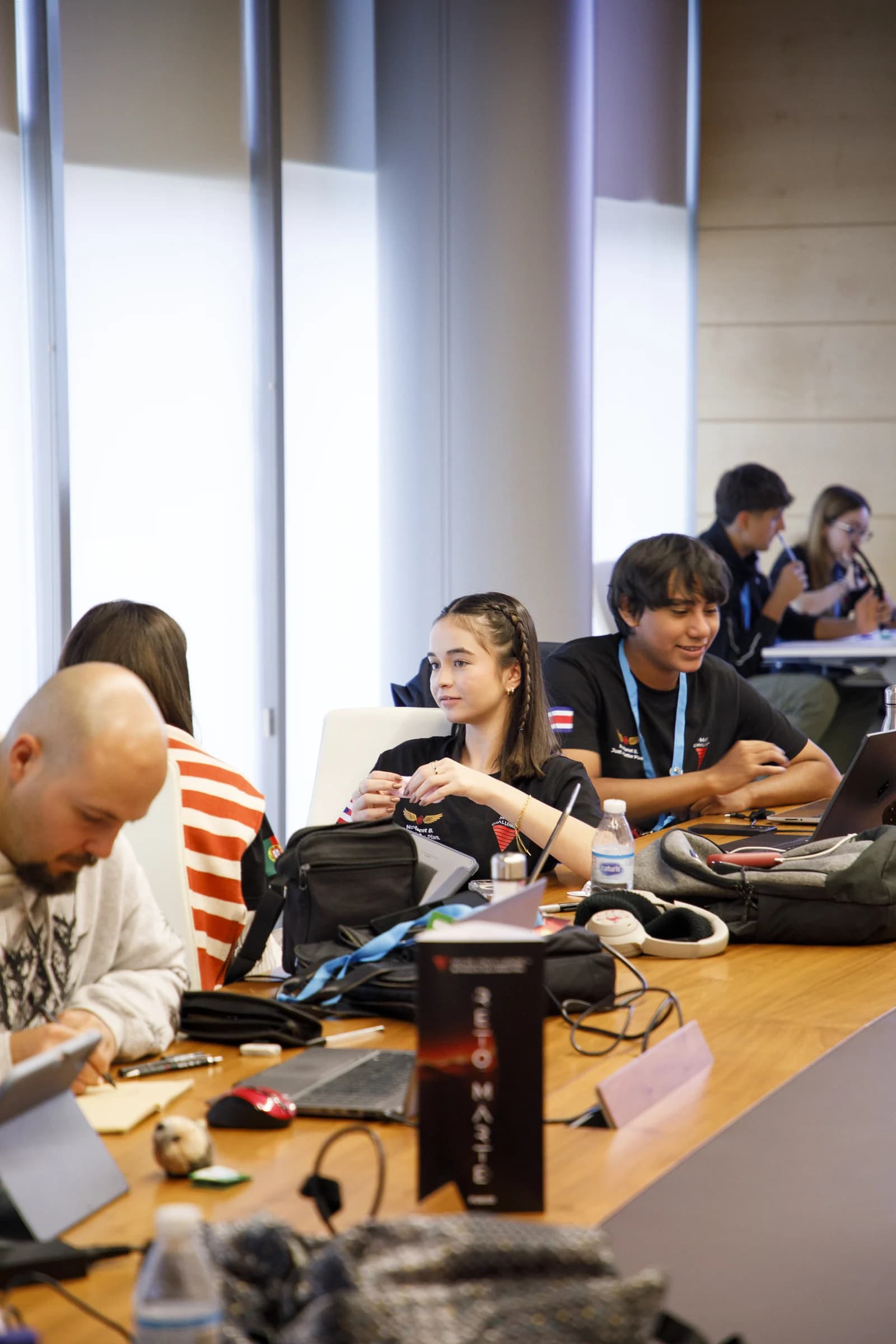 Equipos trabajando juntos en el Reto Marte