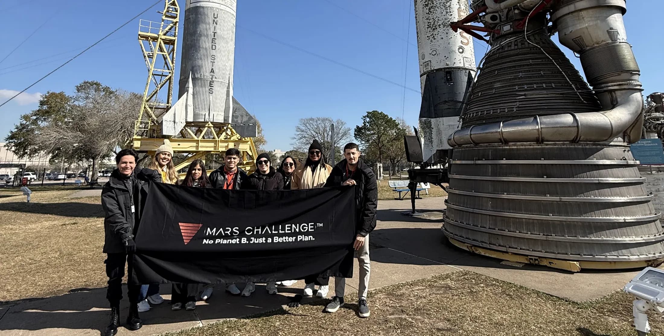 Delegación Mars Challenge frente a los cohetes de Space Center Houston