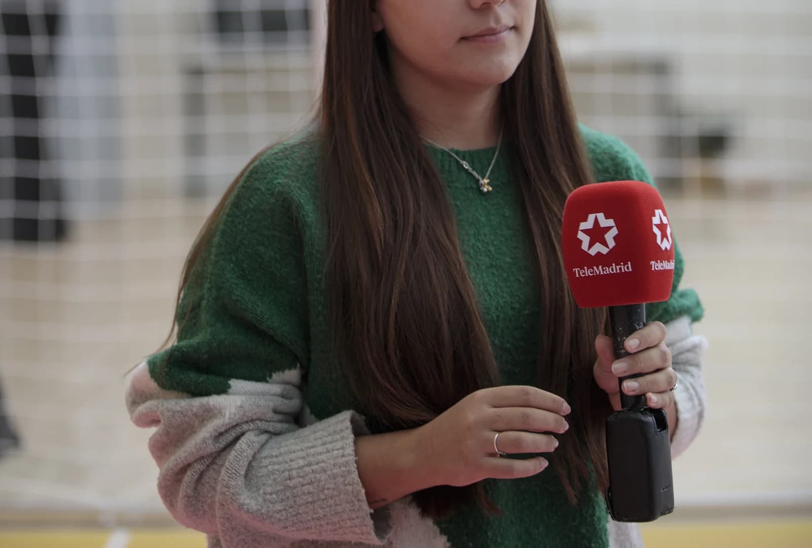 Una joven participante es entrevistada por TeleMadrid