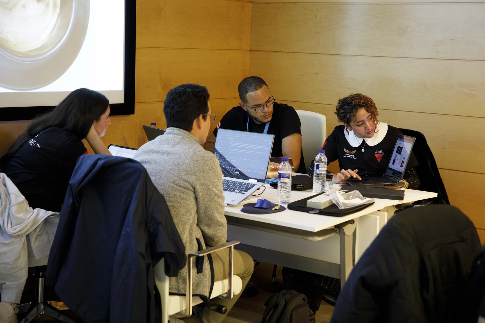 Equipo trabajando junto a ordenadores portátiles durante The Grand Jam
